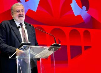 Emiliano a Decaro: “Uomo solo al comando”. La rabbia di “Con”. Il centrodestra decide a Roma la settimana prossima